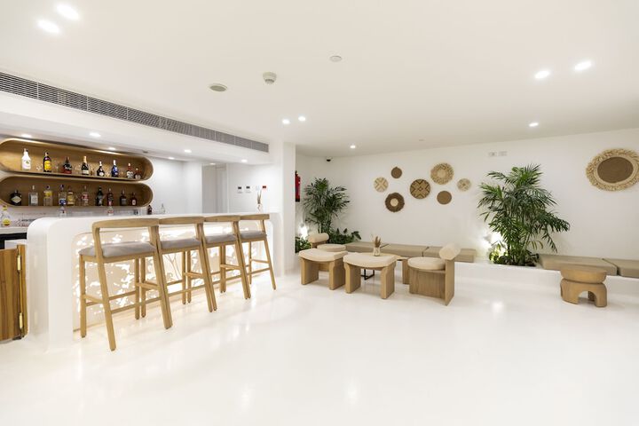 Lounge 64 of 74