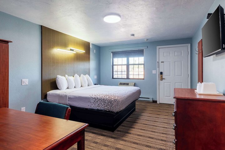 1 King Bed (1 of 6)