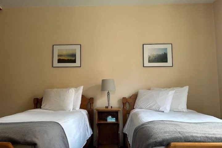 Interior Economy Queen Bed Pet Friendly (40 of 47)