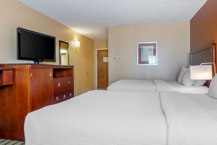 2 Queen Beds High Speed Internet Accessible Coffee Maker, Hairdryer Iron and Ironing Boa (2 of 11)