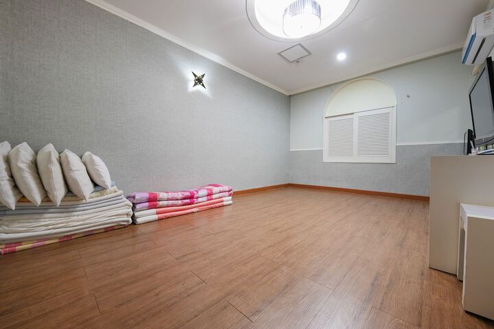 Room 10 of 25