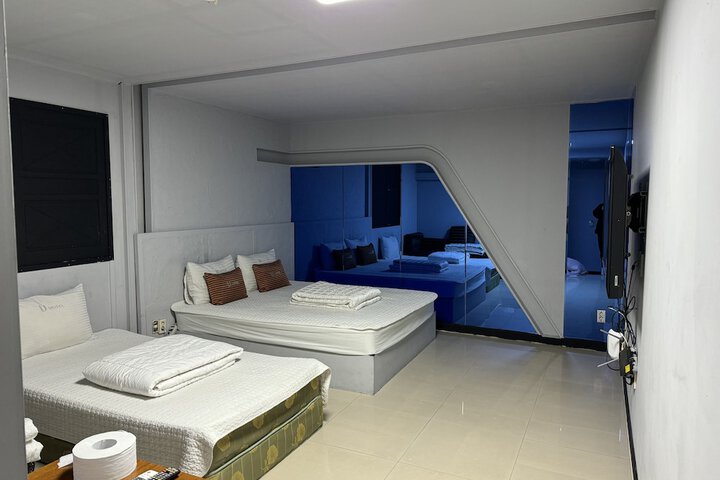 Room 11 of 19