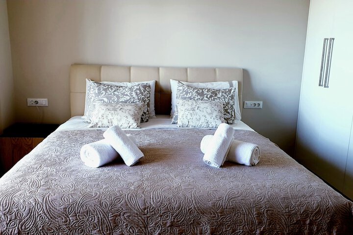 Room 4 of 27