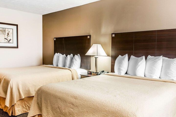1 Queen Bed Accessible (17 of 18)
