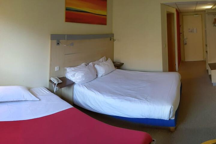 Room 10 of 32