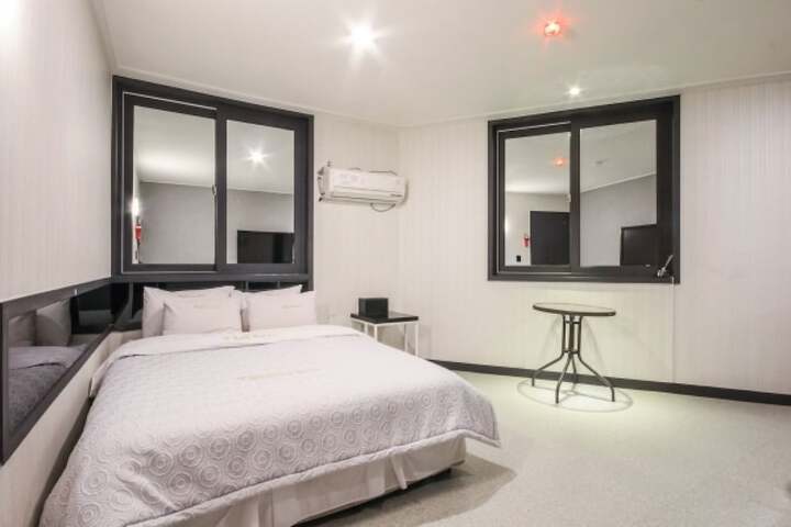 Room 7 of 118