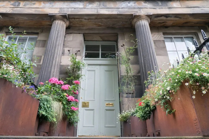 Stunning Georgian Grade a Listed Building for 6