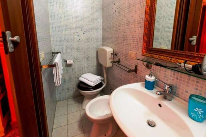 Room 10 of 20