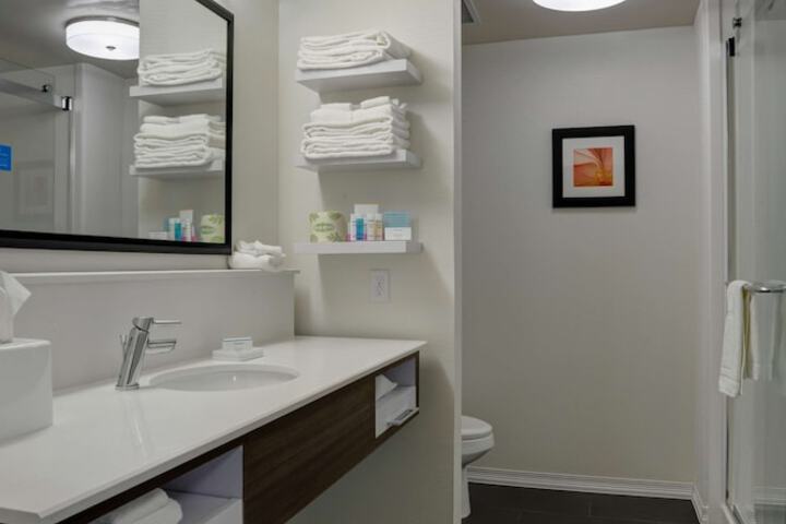 1 King Mobility Hearing Accessible with Tub (5 of 11)