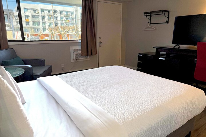 Room 12 of 28