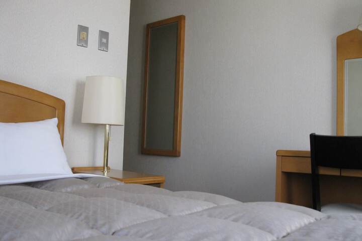 Room 9 of 42