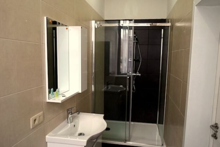 Room 6 of 11