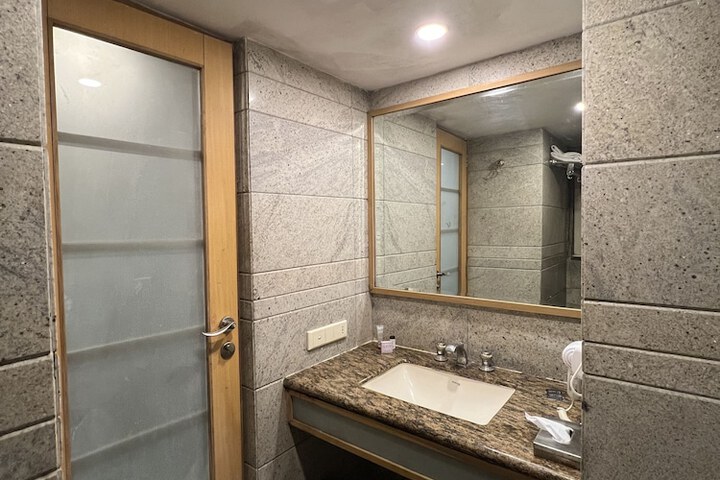 Room 15 of 40