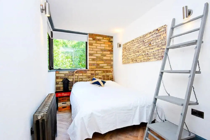 Room 4 of 9