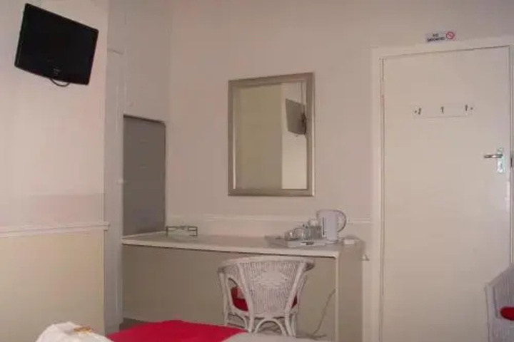 Room 7 of 11