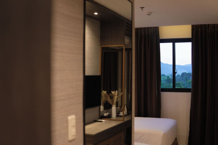 Room 6 of 16