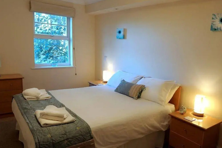 Room 2 of 10