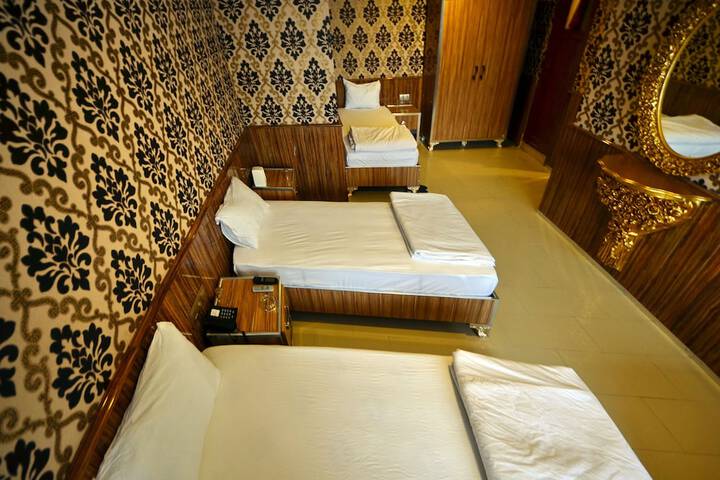 Room 5 of 9