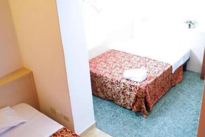 Room 7 of 12