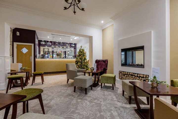 Lounge 52 of 64