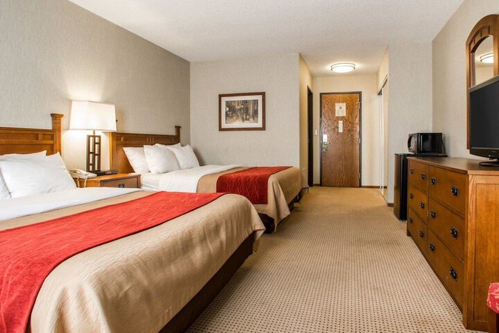 2 Queen Beds (2 of 10)