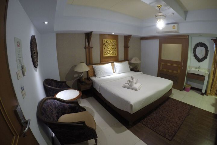Room 4 of 77