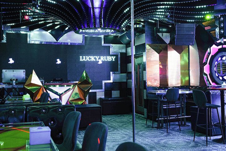Lounge 54 of 65
