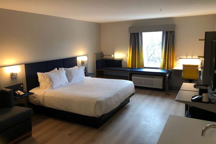 1 King Bed Suite (1 of 2)