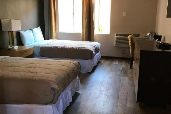 2 Double Beds Pool View (6 of 16)
