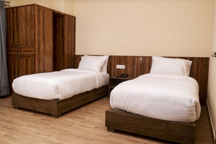 Room 6 of 28
