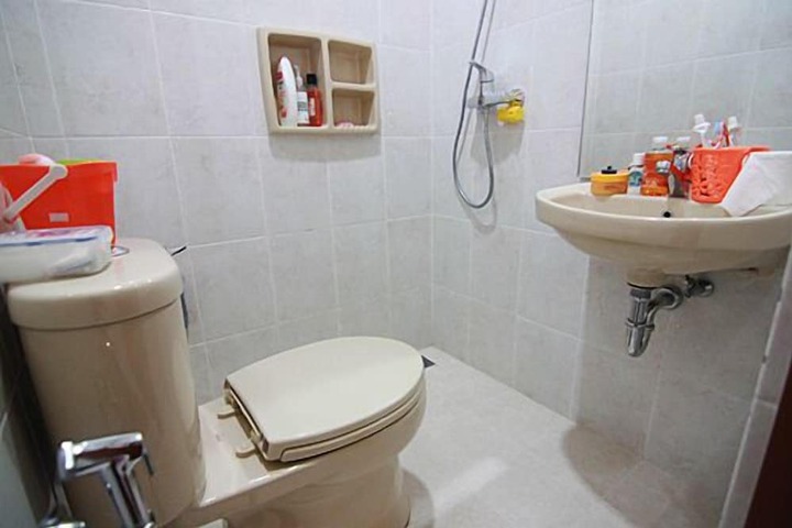 Room 10 of 16