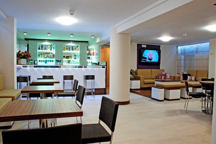 Lounge 65 of 96