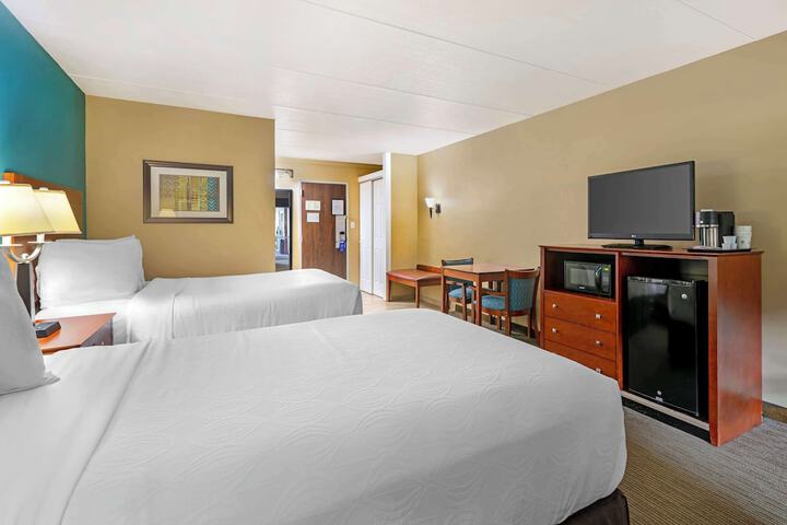 1 Queen Bed (15 of 16)