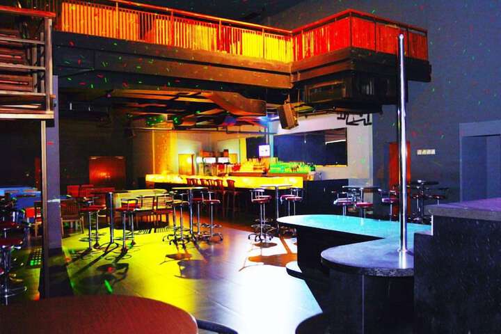 Lounge 67 of 90