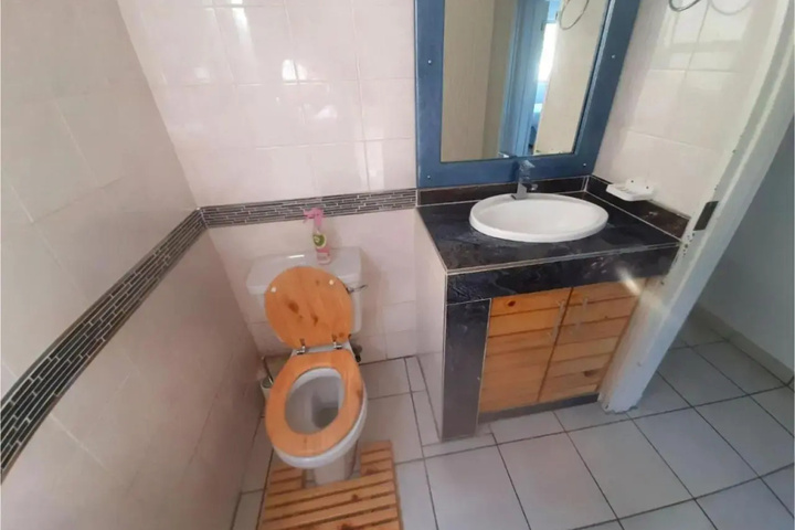 Room 8 of 17