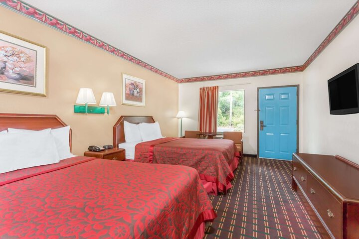 1 Queen Bed (5 of 21)