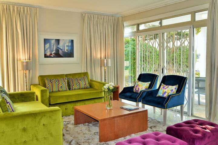 Room 93 of 370