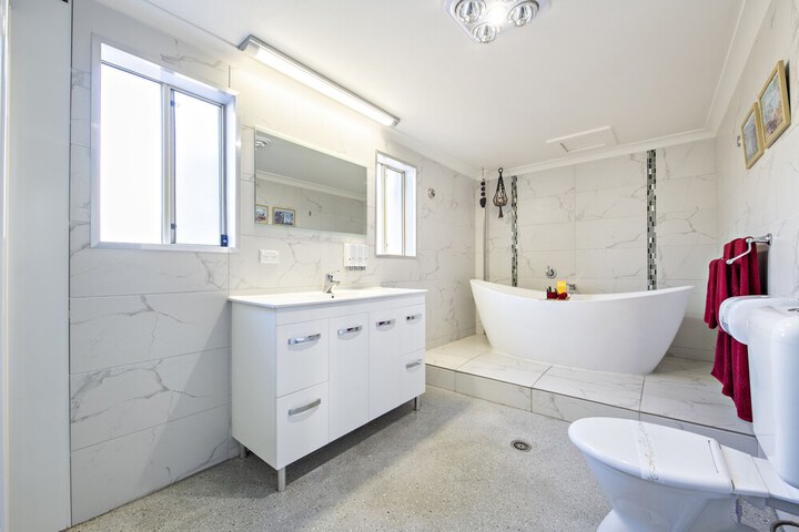 Deep soaking bathtub