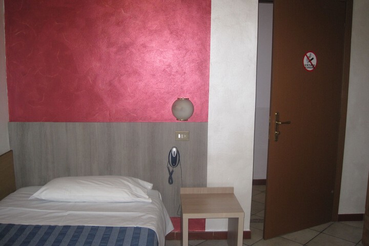 Room 10 of 30