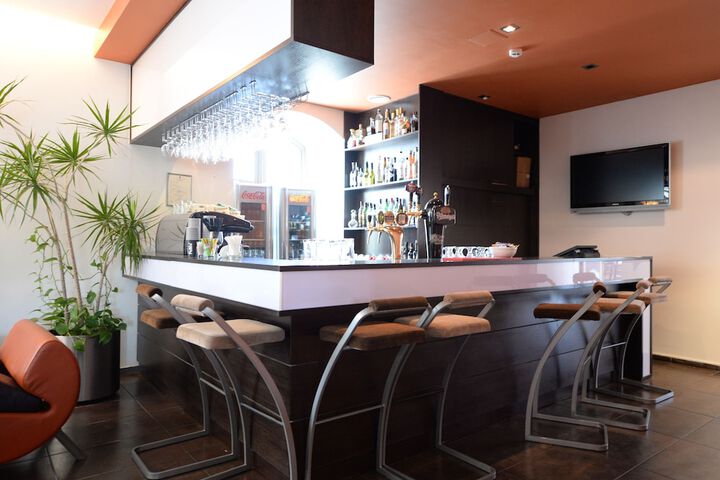 Lounge 42 of 49