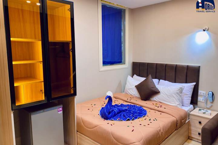Room 10 of 32