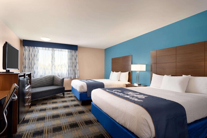 1 Queen Bed (2 of 4)