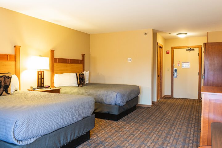 1 Queen Bed (7 of 14)