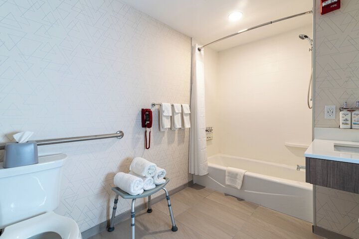 1 King Standard Communications Mobility Accessible (11 of 22)