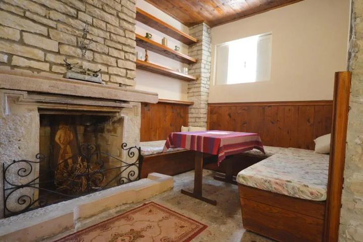 Room 5 of 18