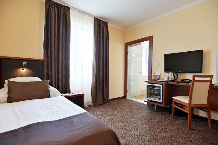 Room 13 of 102
