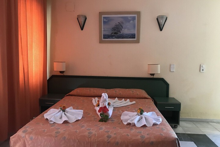 Room 6 of 15