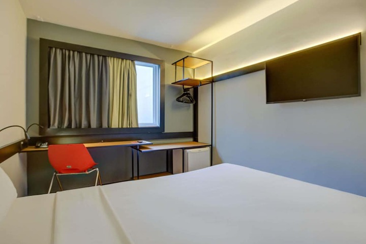 Room 43 of 104