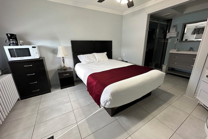 1 Queen Bed (23 of 29)
