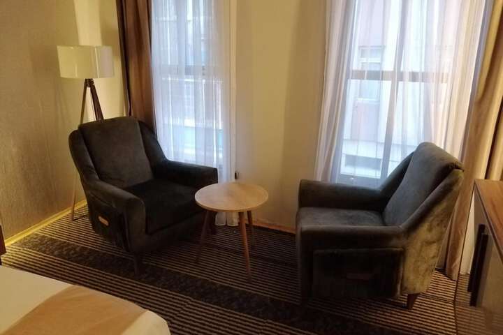 Room 21 of 32